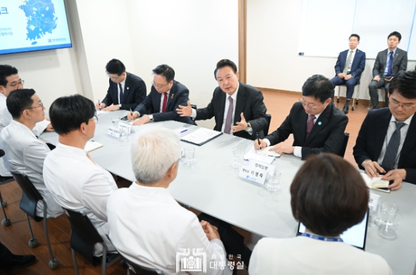 尹대통령, 부천세종병원 방문…“필수의료에 더 많은 보상해야”