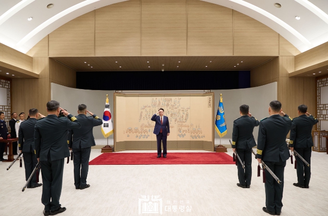 尹대통령, 중장 진급자에 삼정검 수치 수여