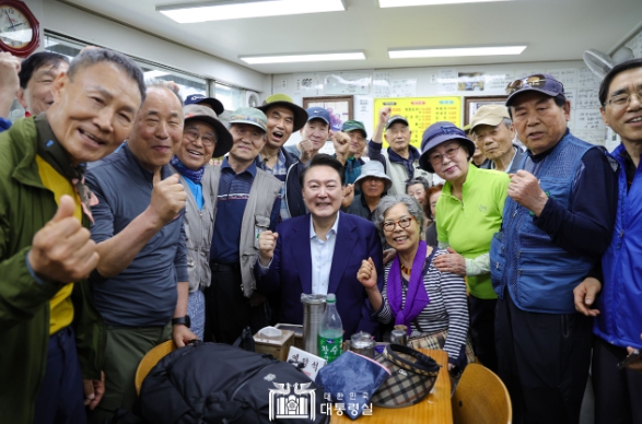 尹대통령 "장바구니·외식 물가 잡는데 정부 역량 총동원"
