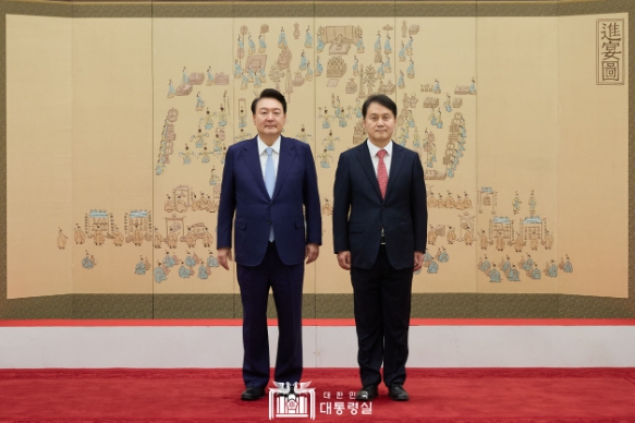 윤석열 대통령, 민정수석 및 시민사회수석 임명장 수여