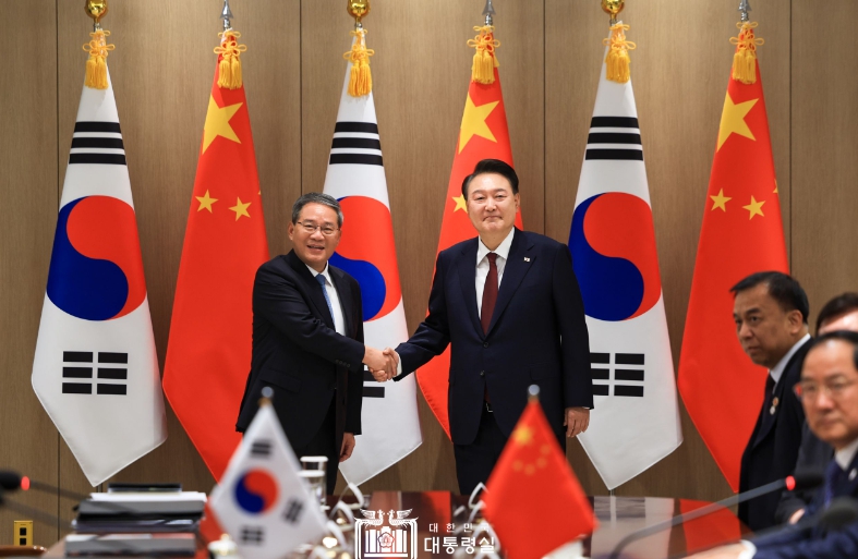 尹 대통령, 한일중 정상회의 계기 중국 리창 총리와의 회담