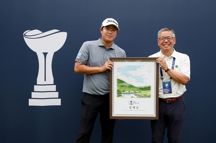 [제67회 KPGA 선수권대회 WITH A-ONE CC] ‘KPGA 선수권대회’만의 특별함… 첫 출전 선수에게 기념 액자 전달 및 참가 선수 전원에게 의류 지급