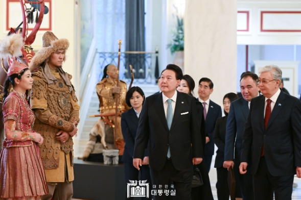 尹 대통령 부부, '한-카자흐스탄 문화공연' 참석해 양국 문화 예술인들과 고려인이 빚어낸 화합의 공연 관람