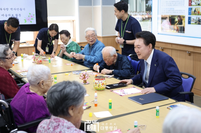尹 대통령, 수원보훈요양원 방문
