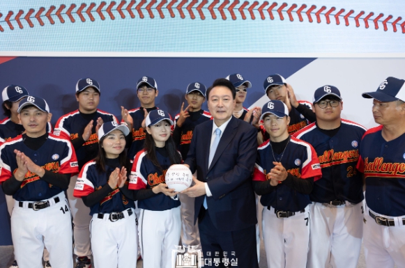 尹 대통령, 탈북민 청소년 야구단 "챌린저스" 방미 출정식 참석해 직접 응원하고 격려