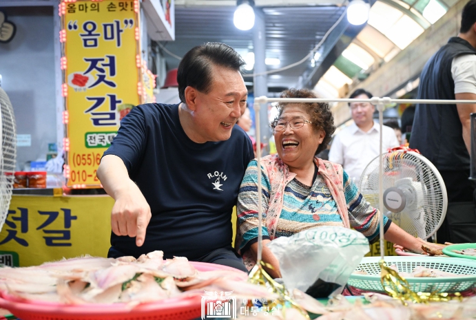 尹대통령, 휴가 첫날 통영시장 방문…수산물 직접 사며 상인들 격려