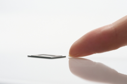 삼성전자, 업계 최소 두께 0.65㎜ LPDDR5X D램 양산