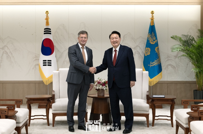 尹 대통령, 발케넨데(Balkenende) 前 네덜란드 총리 접견