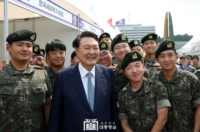 尹 대통령, 제대군인 취·창업박람회 첫 현장 방문, 격려와 지원 약속