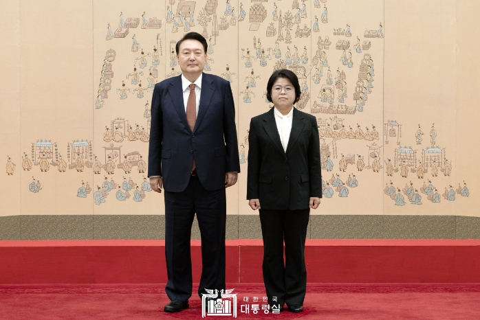 윤석열 대통령, 신임 헌법재판관 임명장 수여